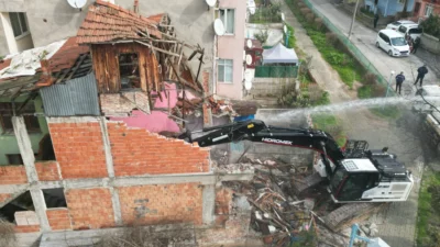 Kocaeli İzmit'te Kozluk Mahallesi Numan Kahya Sokak’ta tehlike arz eden