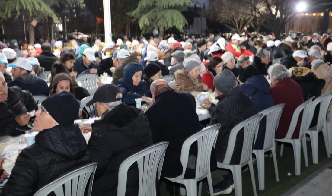 İzmit Belediye Başkanı Fatma Kaplan Hürriyet, Yahya Kaptan Mahallesi’nde vatandaşların