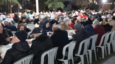 İzmit Belediye Başkanı Fatma Kaplan Hürriyet, Yahya Kaptan Mahallesi’nde vatandaşların