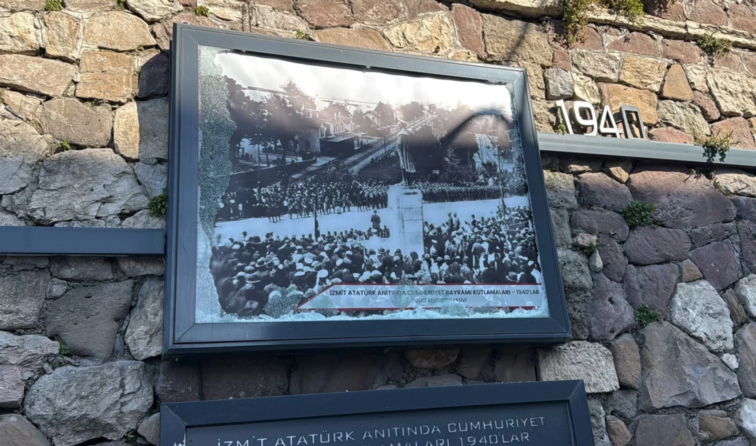 İzmit Tren Garı yolundaki Atatürk ve Cumhuriyet temalı rölyefe kimliği