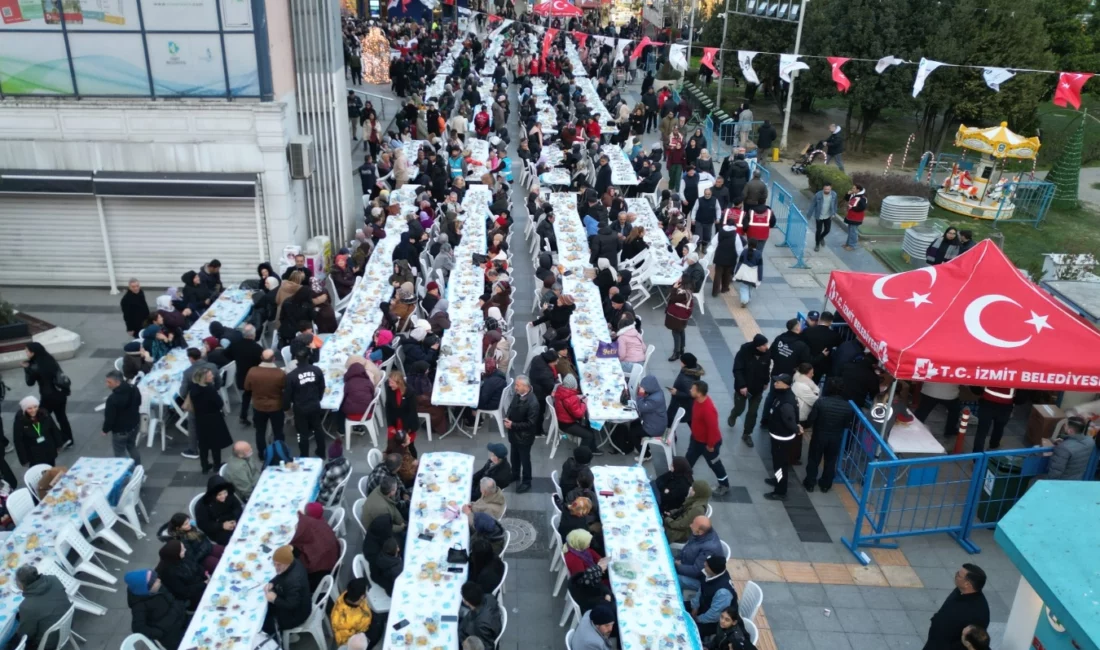 İzmit Belediyesi’nin geleneksel halk iftarında binlerce vatandaş aynı sofrada buluştu.