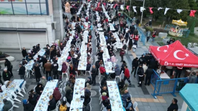 İzmit Belediyesi’nin geleneksel halk iftarında binlerce vatandaş aynı sofrada buluştu.