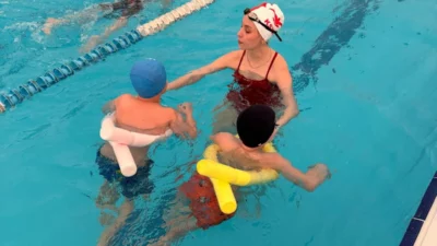 İzmit Belediyesinin dezavantajlı bireyleri sporla buluşturduğu Engelsiz Kulaçlar Projesi hız