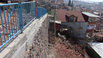 İzmit Belediyesi, kent genelinde sürdürdüğü üstyapı çalışmalarına aralıksız devam ediyor.