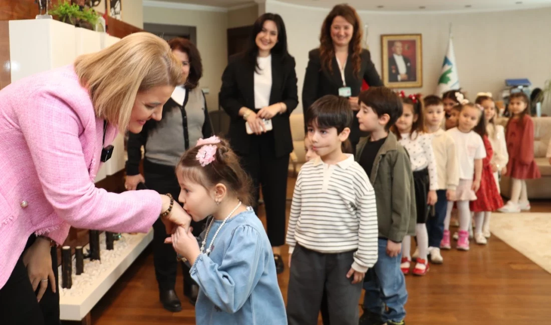 İzmit Belediyesi Çınar Çocuk Evleri öğrencileri, hazırladıkları hediyelerle Belediye Başkanı