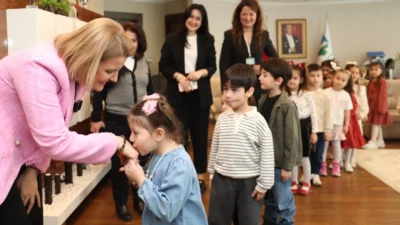 İzmit Belediyesi Çınar Çocuk Evleri öğrencileri, hazırladıkları hediyelerle Belediye Başkanı