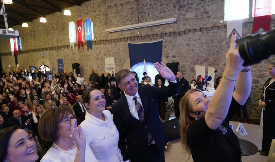 İzmir’de 8 Mart Dünya Kadınlar Günü kapsamında düzenlenen “Cesaretin Adı: