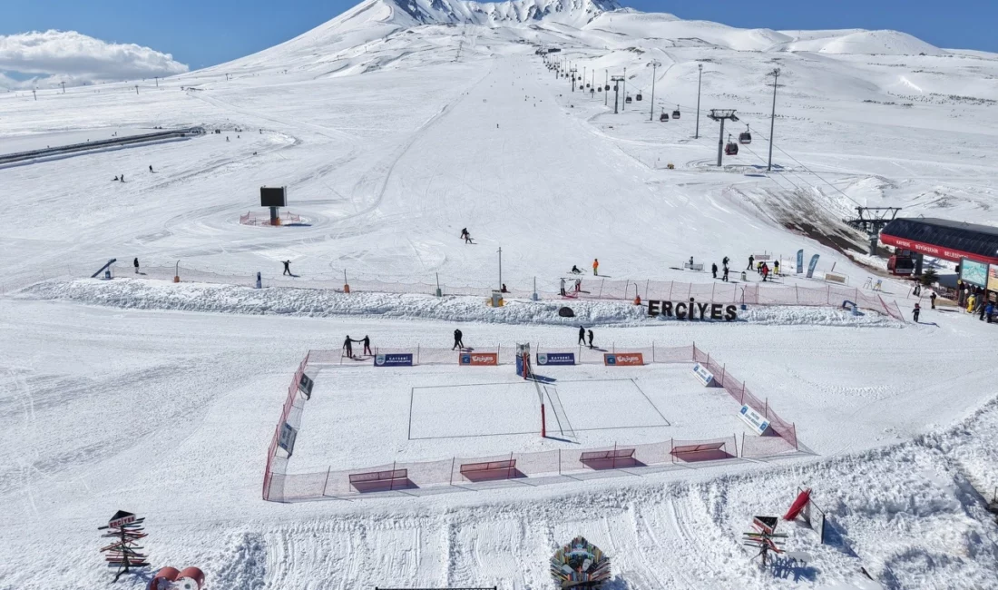 Türkiye’de ilk kez Erciyes Kayak Merkezi’nde hayata geçirilen kar voleybolu,