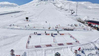 Türkiye’de ilk kez Erciyes Kayak Merkezi’nde hayata geçirilen kar voleybolu,