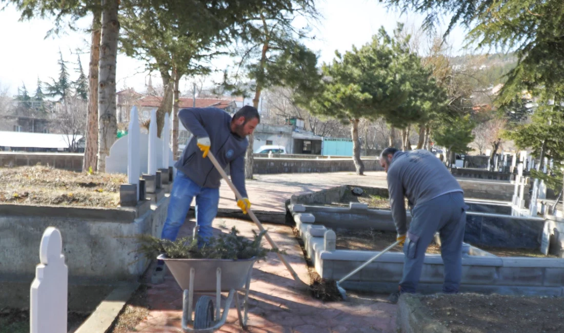 Kayseri Melikgazi’de bayram hazırlıkları başladı. İlçe genelinde bulunan mezarlıklarda bayram