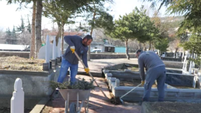 Kayseri Melikgazi’de bayram hazırlıkları başladı. İlçe genelinde bulunan mezarlıklarda bayram
