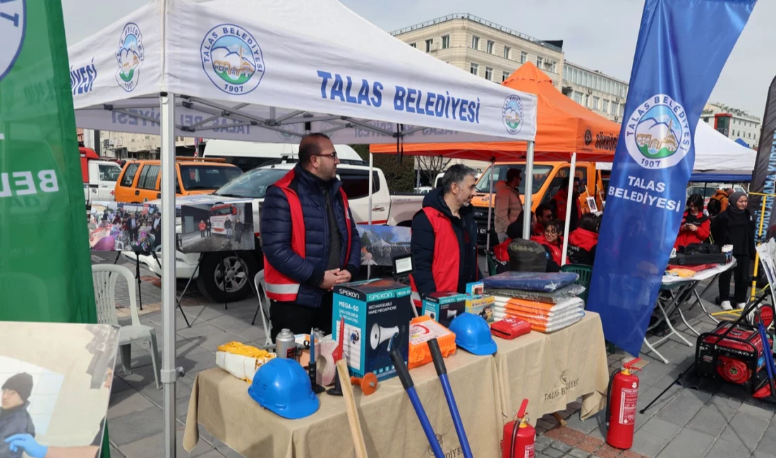 Kayseri Talas Belediyesi, 1-7 Mart Deprem Haftası kapsamında Cumhuriyet Meydanı’nda
