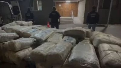 İzmir’in Torbalı ilçesinde düzenlenen operasyonda 1 ton 346,5 kilo skunk