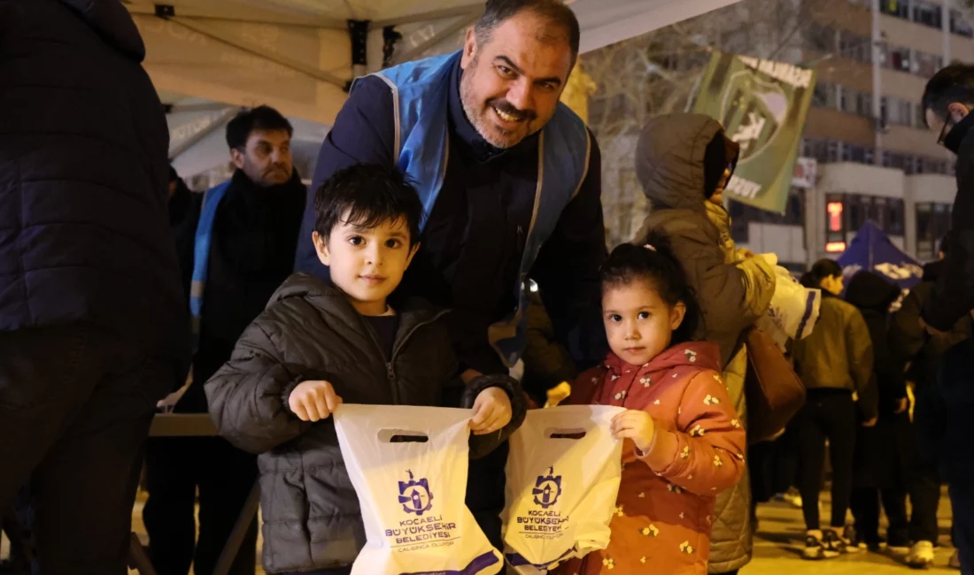Kocaeli Büyükşehir Belediyesi, kandil simidi ikramı geleneğini Kadir Gecesi’nde de