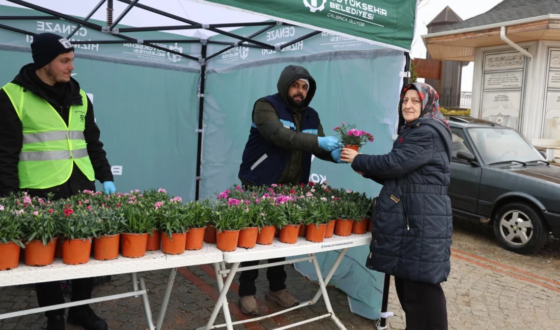 Kocaeli’de vatandaşlar, Ramazan Bayramı arifesinde vefat eden yakınlarını kabirlerinde andı.