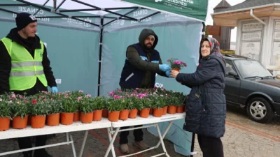 Kocaeli’de vatandaşlar, Ramazan Bayramı arifesinde vefat eden yakınlarını kabirlerinde andı.