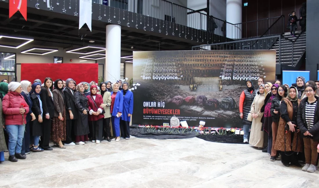 Kocaeli Büyükşehir Belediyesi’nin “Kadınla Değişir Dünya” temasıyla düzenlediği 8 Mart