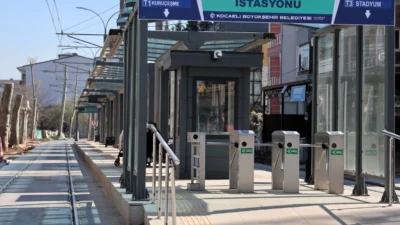 Kocaeli Büyükşehir Belediyesi bir yandan Akçaray Tramvay Hattı’nda günlük yolcu kapasitesini