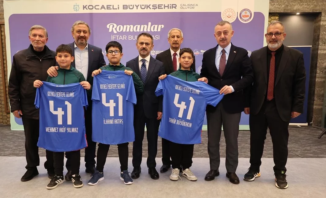 Kocaeli Büyükşehir Belediye Başkanı Tahir Büyükakın, iftar sofrasında Roman vatandaşlarla