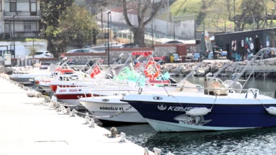 Kocaeli Büyükşehir Belediyesi, Gölcük Değirmendere’de balıkçı ve tekne sahiplerinin teknelerini