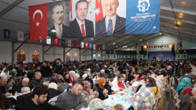 Kocaeli Büyükşehir Belediyesi tarafından İzmit Kent Meydanı’nda kurulan Ramazan Çadırı,