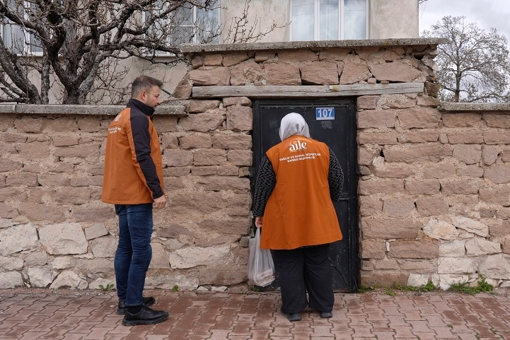 Konya Büyükşehir Belediyesi, Yaşlılara Saygı Haftası kapsamında şehrin farklı noktalarında