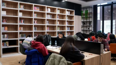 Konya Karatay Belediyesi, gençlerin yoğun ilgi gösterdiği kütüphanelerde hizmet kalitesini