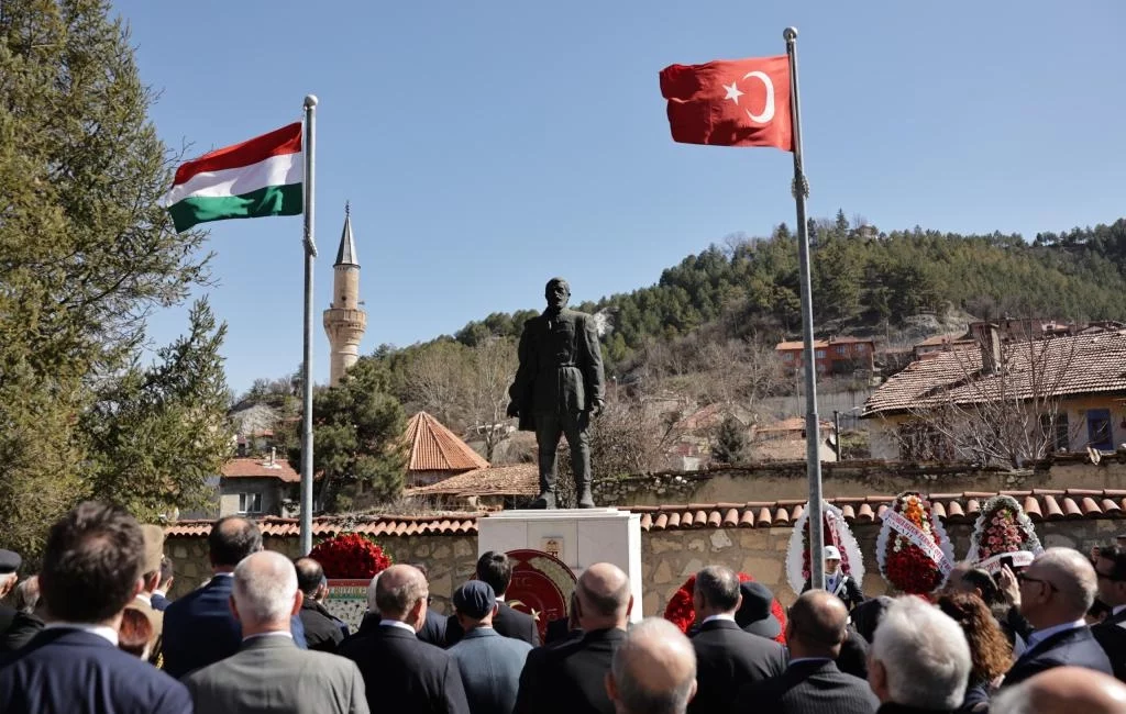 Kütahya Valiliği tarafından düzenlenen anma programına Belediye Başkanı Eyüp Kahveci
