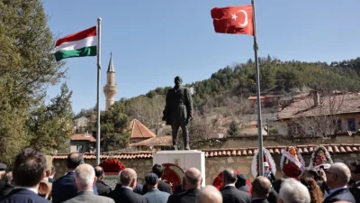 Kütahya Valiliği tarafından düzenlenen anma programına Belediye Başkanı Eyüp Kahveci