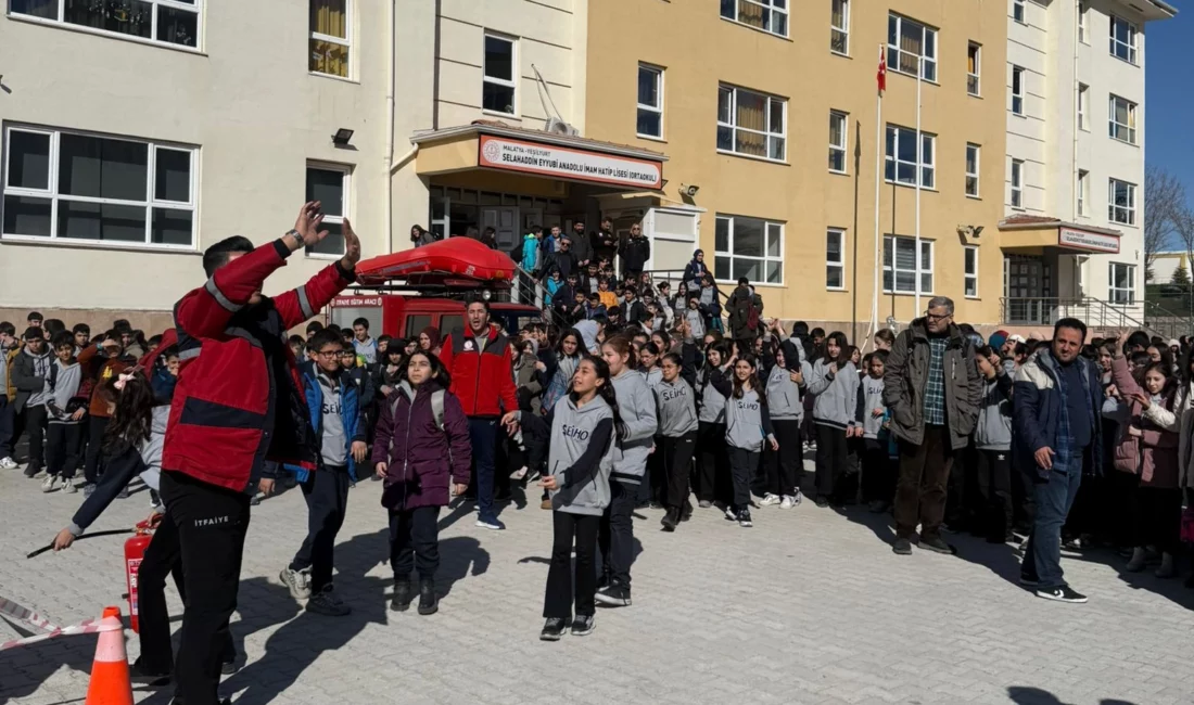 Malatya Büyükşehir Belediyesi İtfaiye Dairesi Başkanlığı, öğrencilere yönelik deprem ve