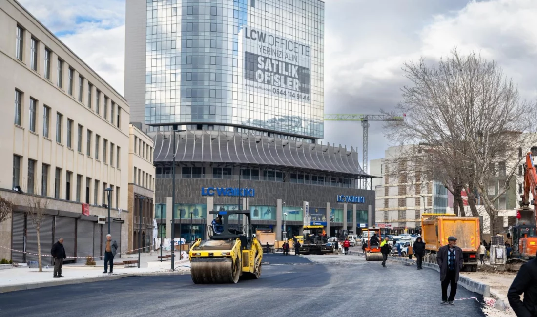 Malatya Büyükşehir Belediye Başkanı Sami Er, çarşı merkezinde Kışla ile