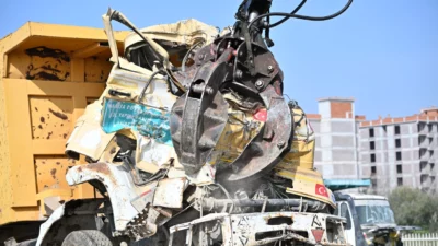 Manisa Büyükşehir Belediyesi, kent genelinde görüntü kirliliği oluşturan, trafik akışını