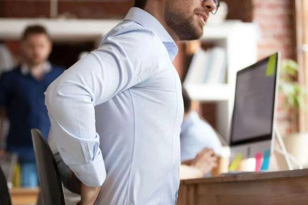 Uzmanlar, masa başında uzun süre hareketsiz çalışmanın bel, boyun ve