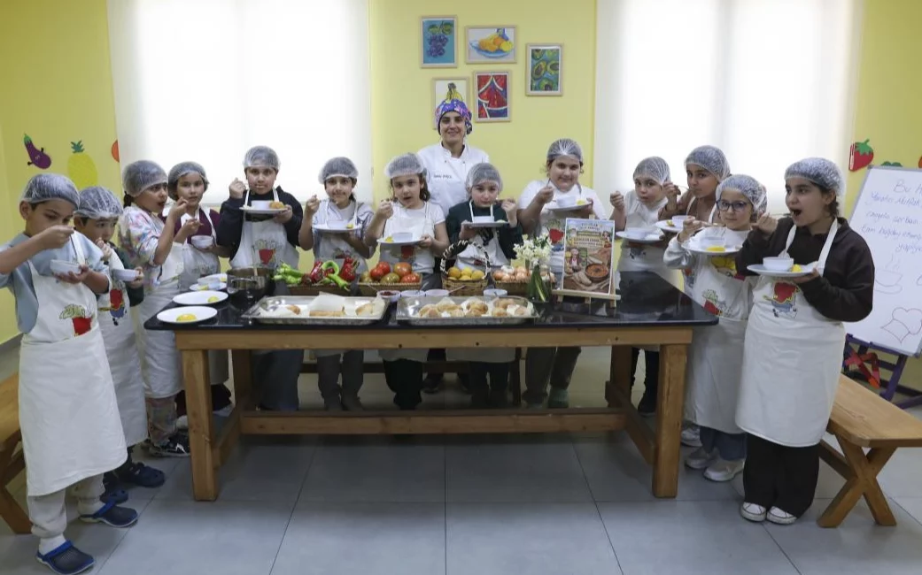Mersin Büyükşehir Belediyesi’nin Toroslar Çocuk Kampüsü’nde düzenlenen Mutfak Atölyesi’nde çocuklar,