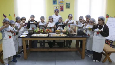 Mersin Büyükşehir Belediyesi’nin Toroslar Çocuk Kampüsü’nde düzenlenen Mutfak Atölyesi’nde çocuklar,
