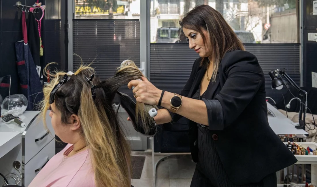 İzmir Büyükşehir Belediyesi Meslek Fabrikası’nda kuaförlük alanında farklı kurslara katılan