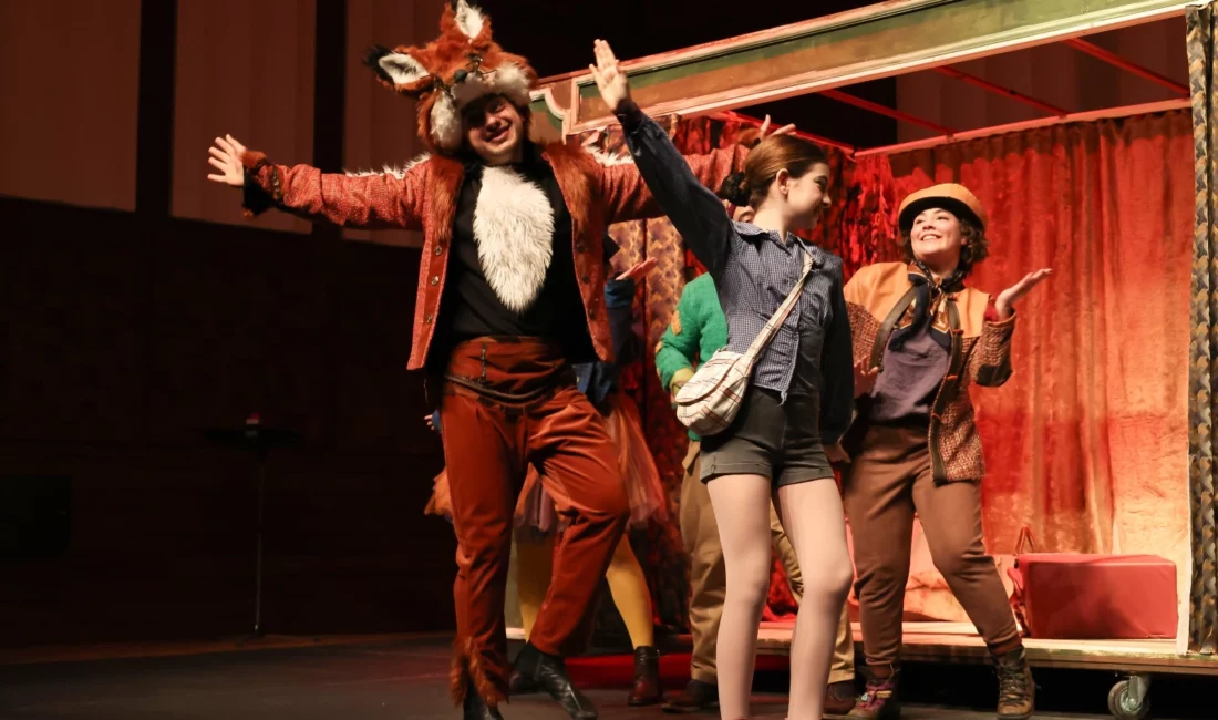 Renkli sahne tasarımı ve müzikleriyle sahnelenen “Dünyanın Göbeğine Yolculuk”, çocukları