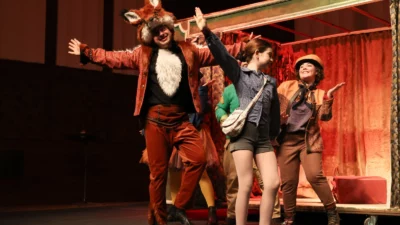 Renkli sahne tasarımı ve müzikleriyle sahnelenen “Dünyanın Göbeğine Yolculuk”, çocukları