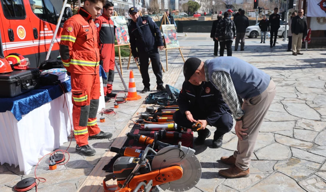 Muğla Büyükşehir Belediyesi, Deprem Haftası kapsamında Menteşe’de düzenlediği etkinlikle arama