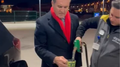 CHP Erzincan Milletvekili Mustafa Sarıgül, bir bardak benzinin 30 liraya