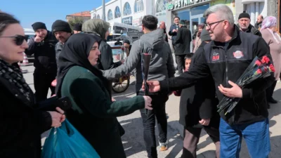 Nevşehir Belediyesi, 8 Mart Dünya Kadınlar Günü’nü çiçeklerle kutladı. Kadınların