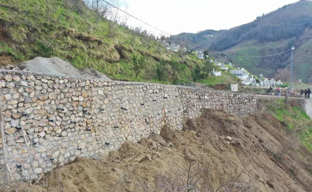 Ordu Büyükşehir Belediyesi, Gülyalı ilçesi Ambarcılı Mahallesi’nde yürüttüğü taş duvar