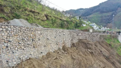 Ordu Büyükşehir Belediyesi, Gülyalı ilçesi Ambarcılı Mahallesi’nde yürüttüğü taş duvar