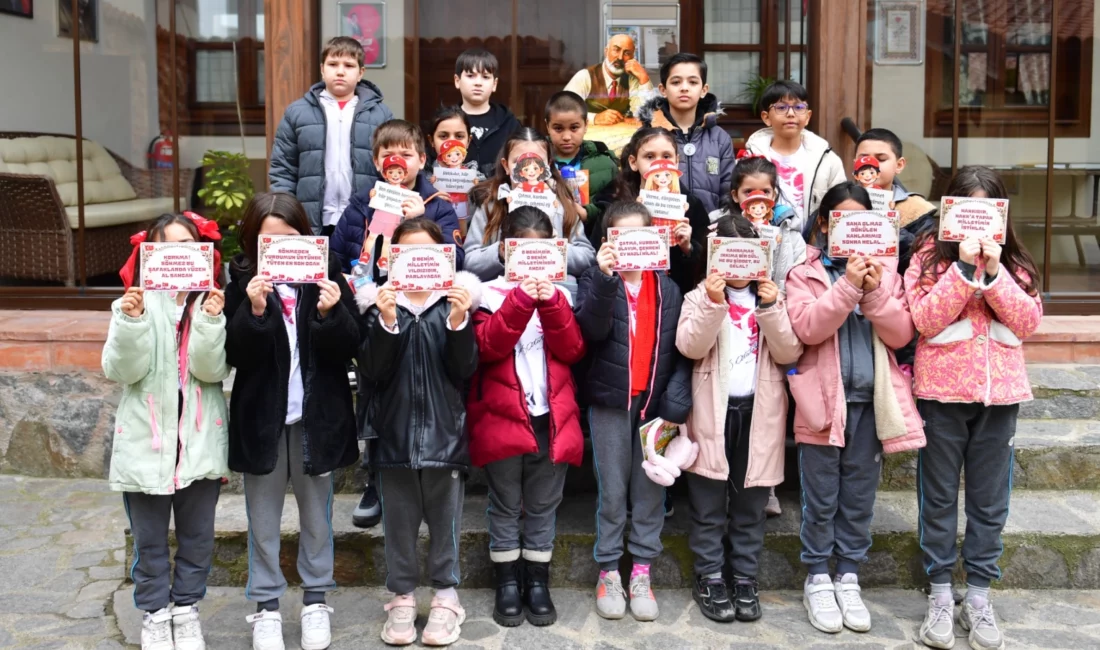 Bursa'da Osmangazi Belediyesi’nin düzenlediği “Bağımsızlığın Sesi: İstiklal Marşı” etkinliğinde çocuklar,