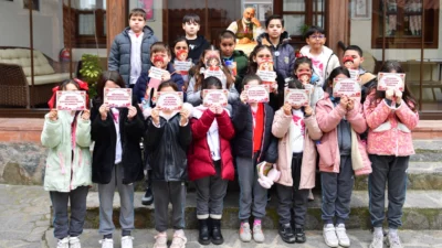 Bursa'da Osmangazi Belediyesi’nin düzenlediği “Bağımsızlığın Sesi: İstiklal Marşı” etkinliğinde çocuklar,