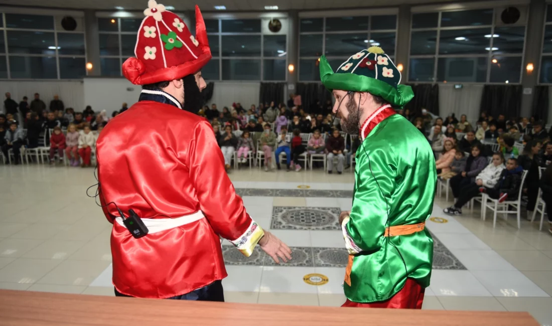 Bursa'da Osmangazi Belediyesi’nin Ovaakça Mahallesi’nde düzenlediği Karagöz orta oyunu ve