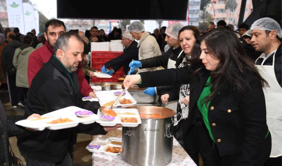 Bursa Osmangazi Belediyesi’nin 1050 Konutlar Mahallesi’nde kurduğu iftar sofrasında mahalle