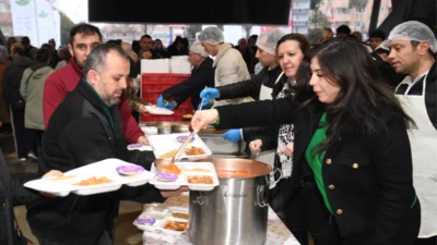 Bursa Osmangazi Belediyesi’nin 1050 Konutlar Mahallesi’nde kurduğu iftar sofrasında mahalle