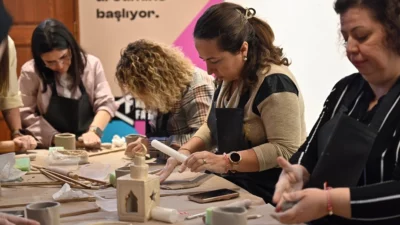 Bursa Büyükşehir Belediyesi’nin Ramazan ayı etkinlikleri kapsamında düzenlediği seramik atölyesine