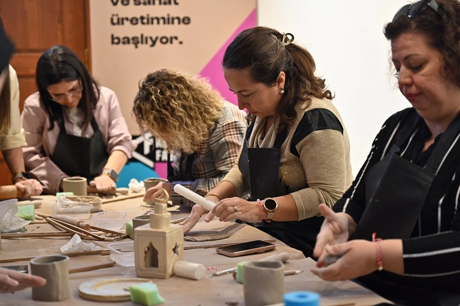 Bursa Büyükşehir Belediyesi’nin Ramazan ayı etkinlikleri kapsamında düzenlediği seramik atölyesine